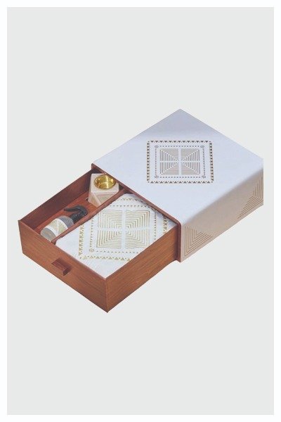 علب كرتون للهدايا الفاخرة